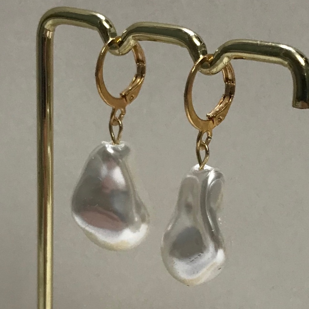 Kate Middleton Gold Hoop with Large Pearl Earrings, Handmade Replicas - Picture 5 of 12
